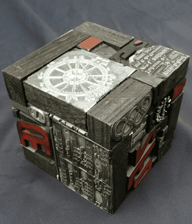 Cube original en lettre d&#039;imprimerie (bois &amp; métal) et clichés - Vulkain - créat