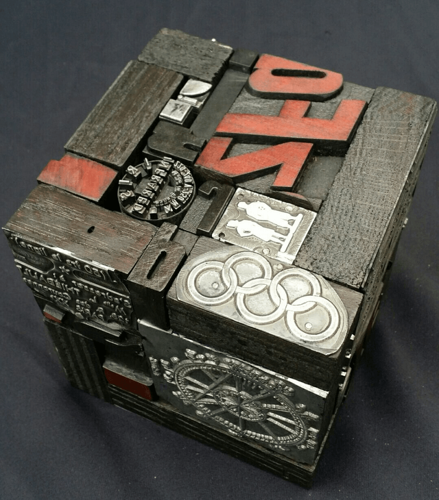 Cube original en lettre d'imprimerie (bois & métal) et clichés - Vulkain - créat