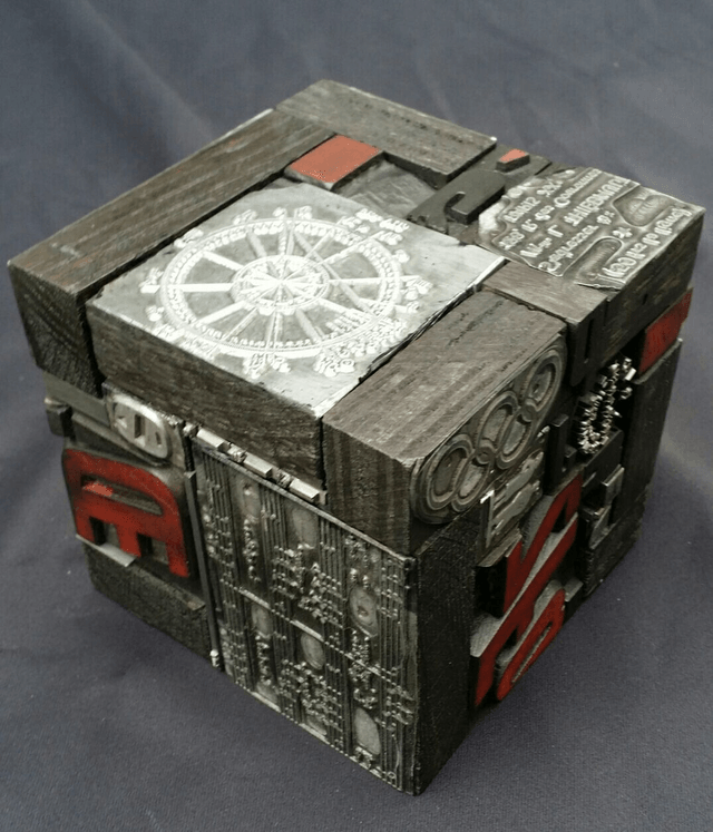 Cube original en lettre d'imprimerie (bois & métal) et clichés - Vulkain - créat