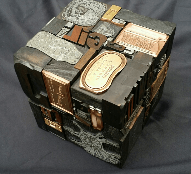 Cube original en lettre d'imprimerie (bois & métal) et clichés - Vulkain - créat